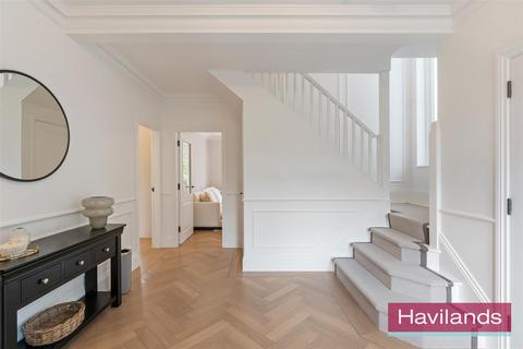 10 Eversley Crescent, London, N21 1EJ