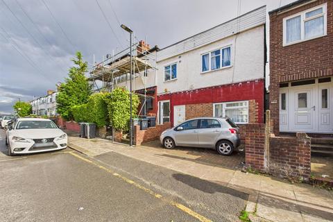 2 bedroom flat for sale, The Avenue, London