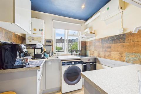 2 bedroom flat for sale, The Avenue, London