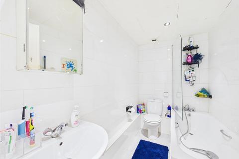 2 bedroom flat for sale, The Avenue, London