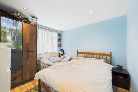 2 bedroom flat for sale, The Avenue, London