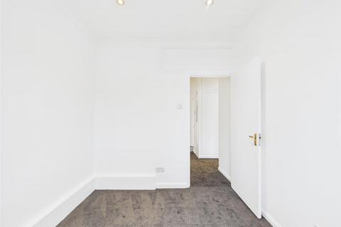 2 bedroom flat for sale, The Avenue, London