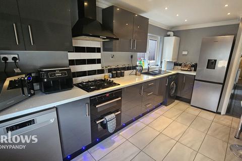 76 Bryngolau, Tonyrefail, Porth, CF39 8HP
