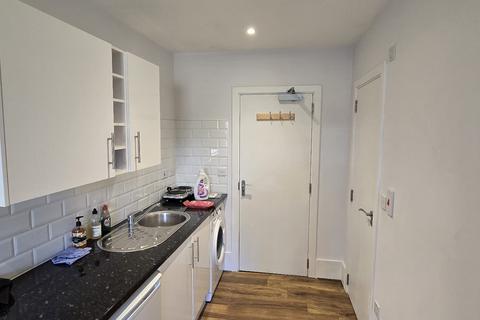 Studio to rent, Kingsland Road, London, E2