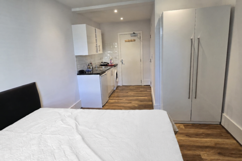 Studio to rent, Kingsland Road, London, E2