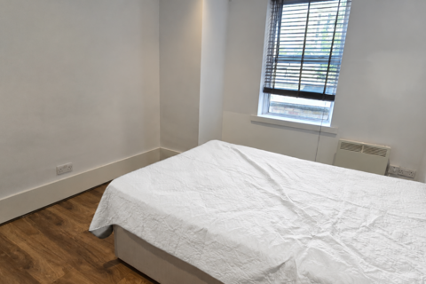 Studio to rent, Kingsland Road, London, E2