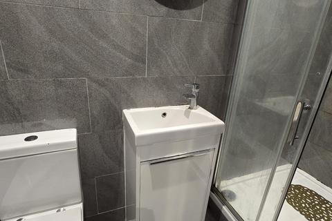 Studio to rent, Kingsland Road, London, E2