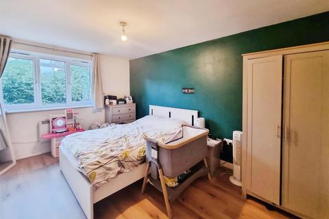 undefined, Ovaltine Drive, Kings Langley WD4