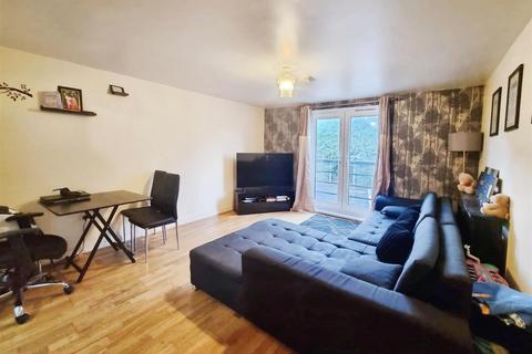 2 bedroom apartment for sale, Ovaltine Drive, Kings Langley WD4