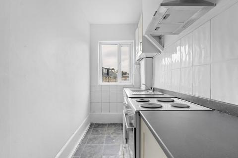 3 bedroom apartment to rent, Broad Lane, London N15