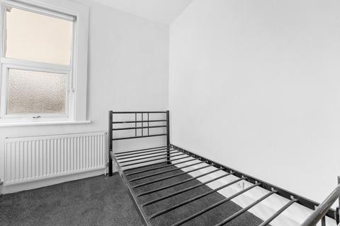 3 bedroom apartment to rent, Broad Lane, London N15