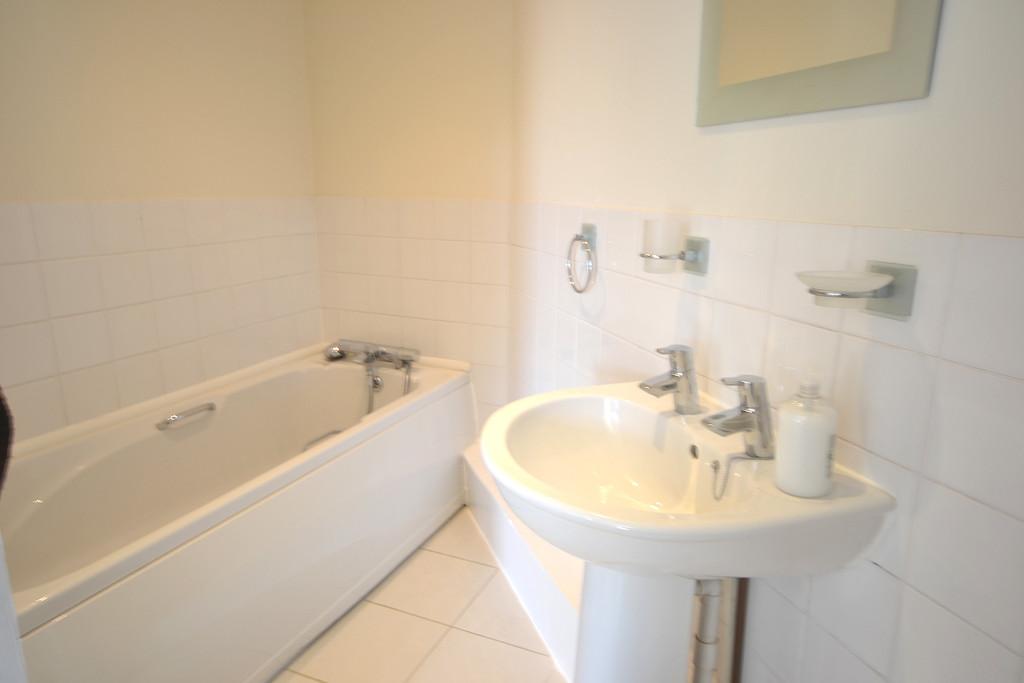 7 Forest Court bath