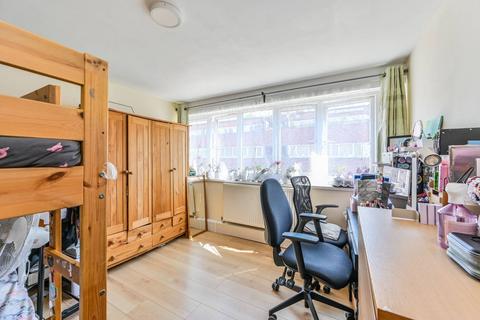 2 bedroom flat for sale, Mccarthy Court, Battersea, London, SW11