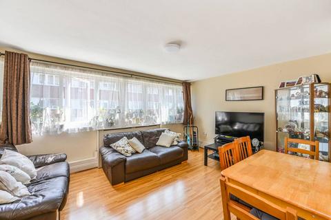 2 bedroom flat for sale, Mccarthy Court, Battersea, London, SW11