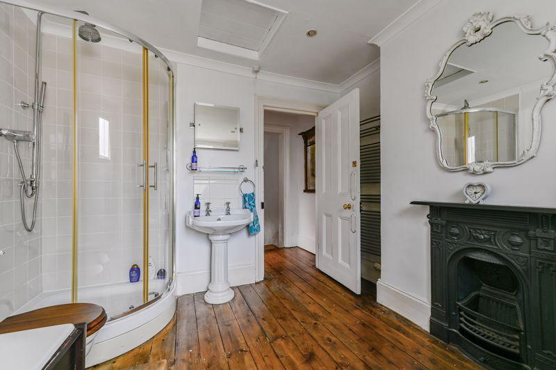 Bath/shower room