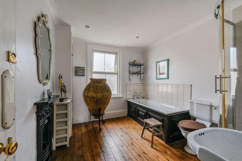 Bath/shower room