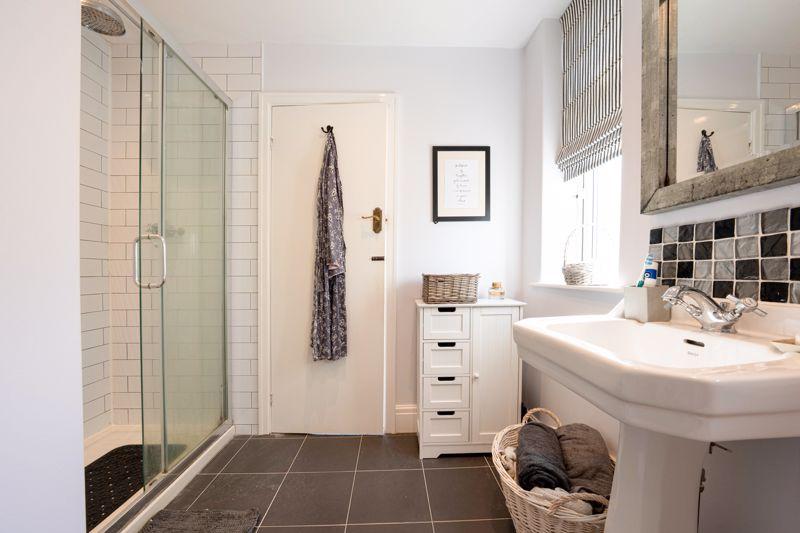 Shower En-suite