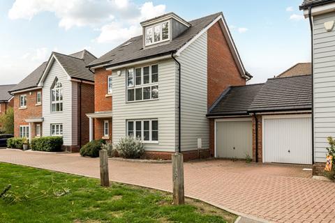 4 bedroom detached house for sale, Snowdrop Gardens, Reading RG5