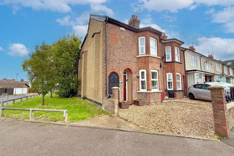 3 bedroom end of terrace house for sale, Downs Road, Dunstable