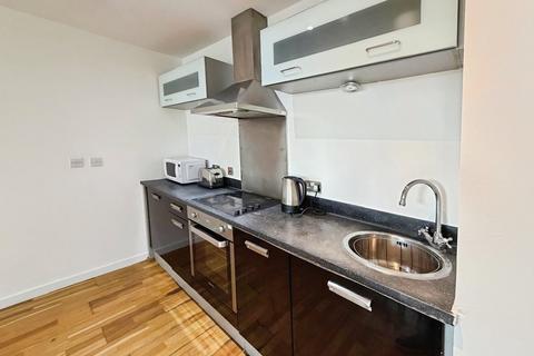 2 bedroom flat to rent, Marsh Lane, Leeds, UK, LS9