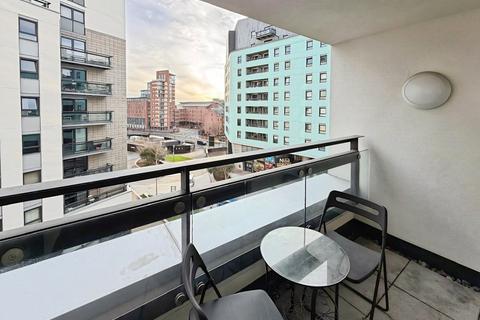 2 bedroom flat to rent, Marsh Lane, Leeds, UK, LS9