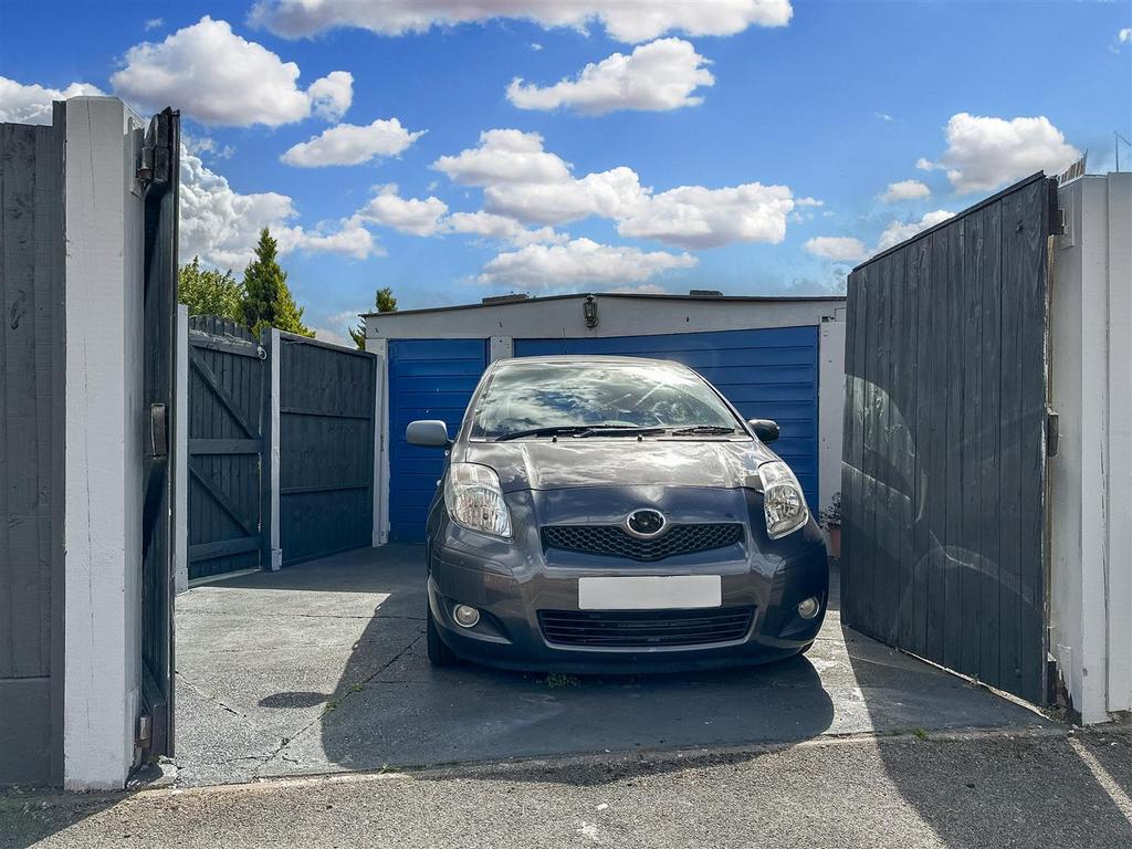 GARAGE &amp; Gated Driveway 477