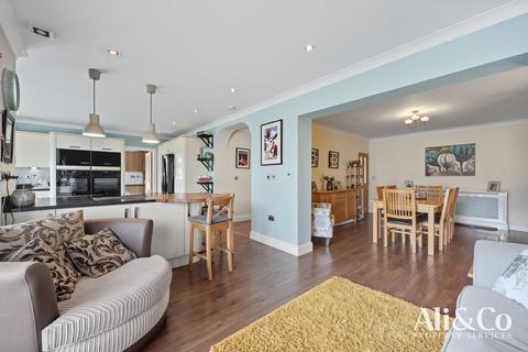 5 bedroom bungalow for sale, Stanford Road, Grays