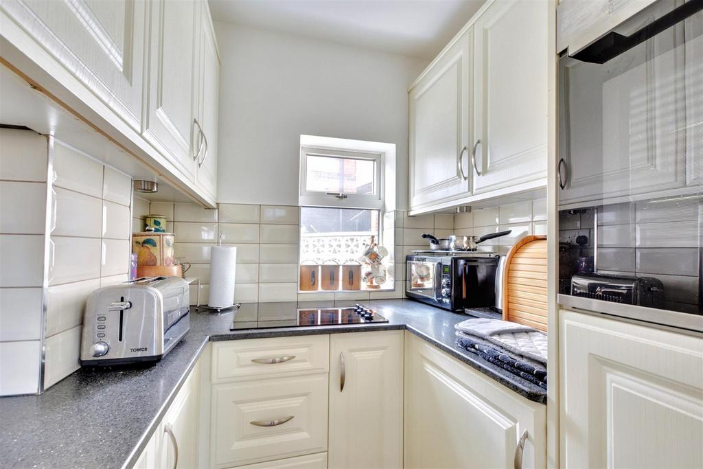 Kitchen 2.jpeg
