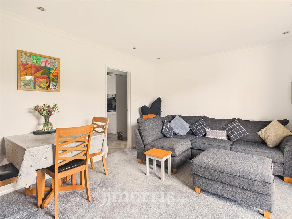 Lounge/Dining Area