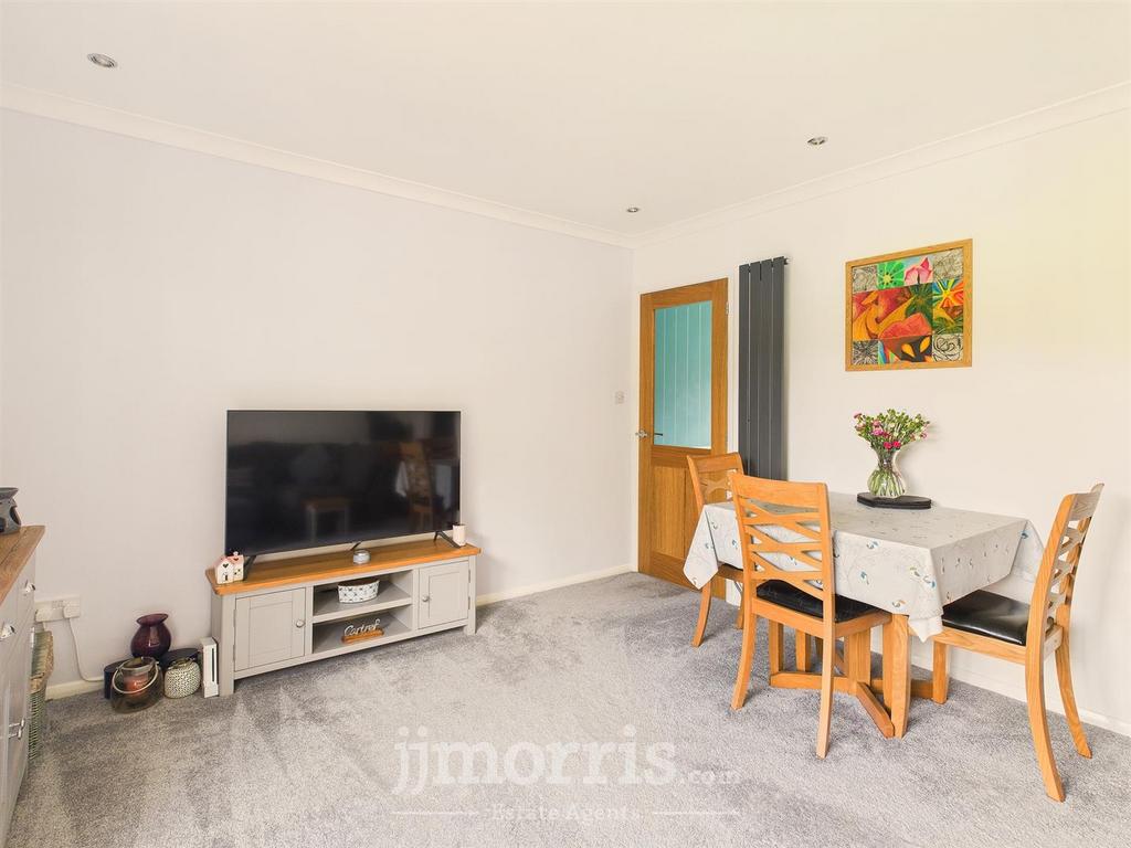 Lounge/Dining Area