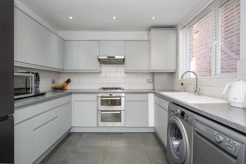 undefined, Cottimore Avenue, Walton-on-Thames, KT12