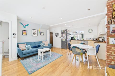 114 Phipps Bridge Road, London, SW19 2SU