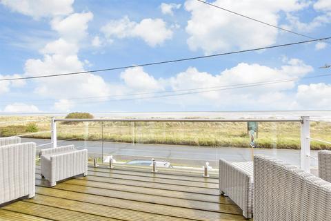 3 bedroom chalet for sale, The Parade, Greatstone TN28