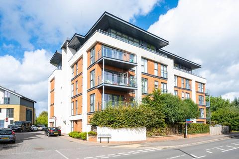 2 bedroom flat for sale, Sycamore Avenue, Woking, GU22
