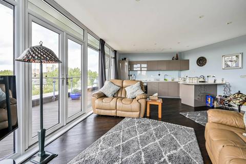 2 bedroom flat for sale, Sycamore Avenue, Woking, GU22