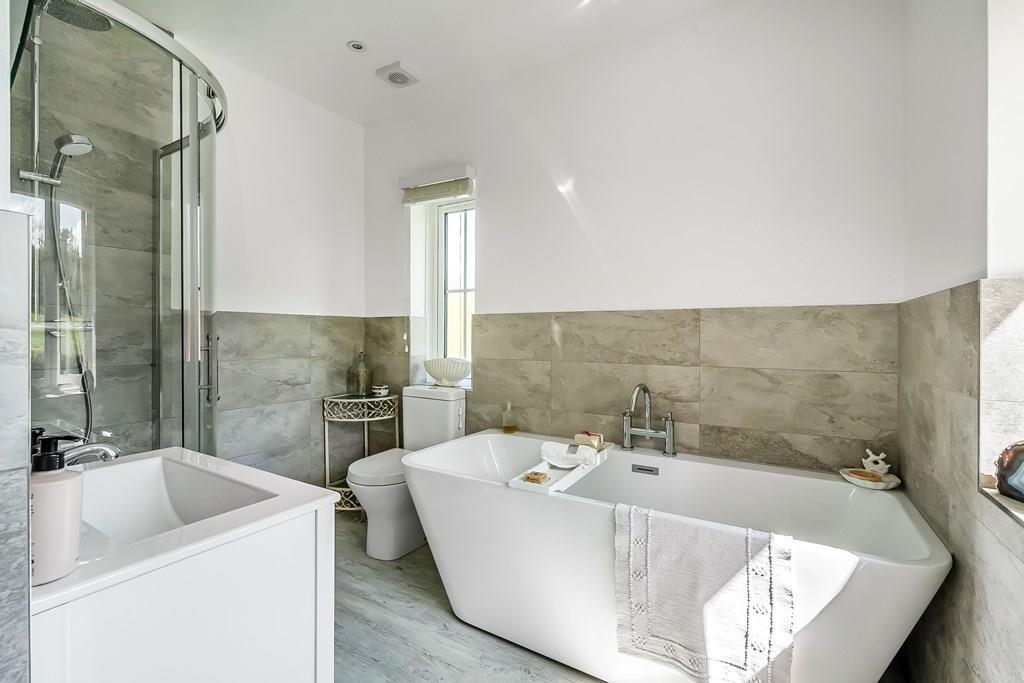 6-Cunliffe-Close-master ensuite.jpg