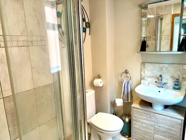 10 Dovecote Ensuite.jpg