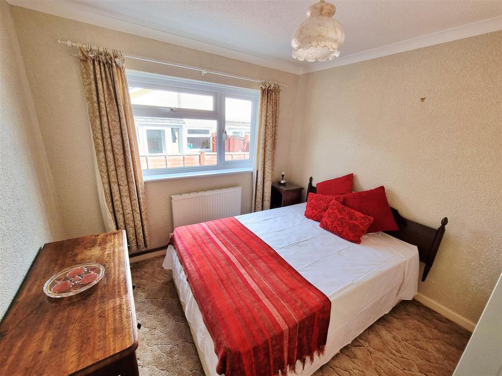 Bed 2.jpg