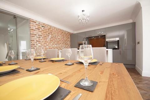 3 bedroom apartment to rent, Promenade, Southport PR8