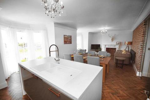 3 bedroom apartment to rent, Promenade, Southport PR8