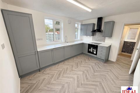 27 Cemetery Road, Woodlands, Doncaster, DN6 7RX