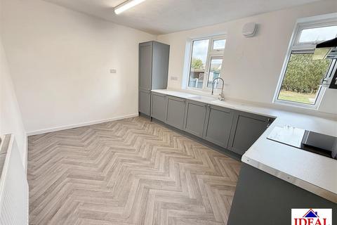 27 Cemetery Road, Woodlands, Doncaster, DN6 7RX