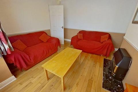 3 bedroom semi-detached house to rent, Kelso Gardens, Leeds, West Yorkshire