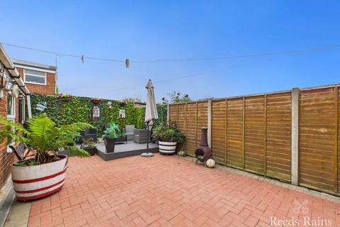 3 bedroom semi-detached house for sale, Thorndale, East Yorkshire HU7