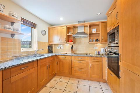 2 bedroom apartment for sale, Wingfield Court, Banstead
