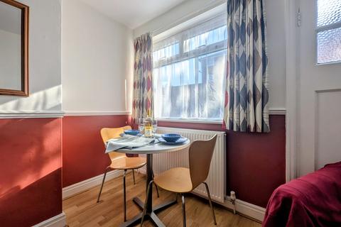 3 bedroom house to rent, Kelso Gardens, Woodhouse, Leeds