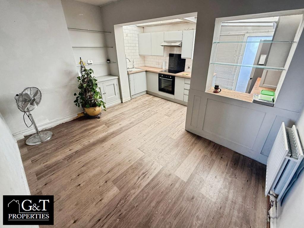 Second reception/kitchen