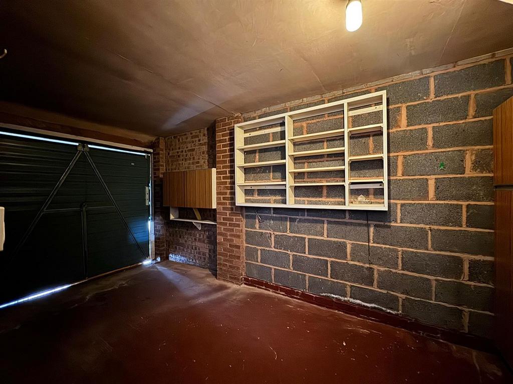 Garage 1.jpg