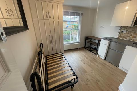 Studio to rent, Digby Crescent, Finsbury Park, N4