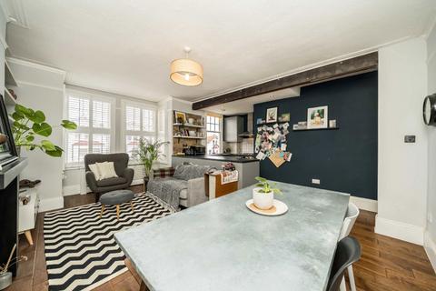 2 bedroom flat for sale, Knollys Road, London SW16